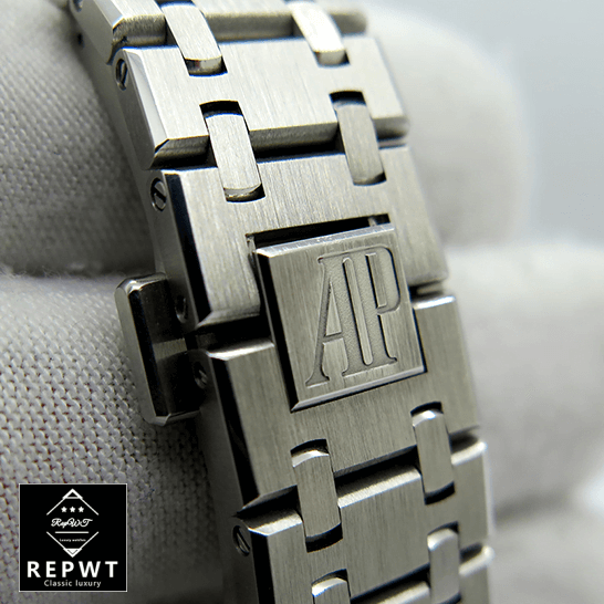 audemars_piguet_royal_oak_selfwinding_15451ST_ZZ_1256ST_01_A_bracelet-1-1