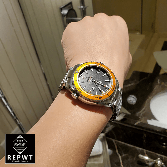 omega-seamaster-planet-ocean-232.30.42.21.01.002-replica-wrist-1