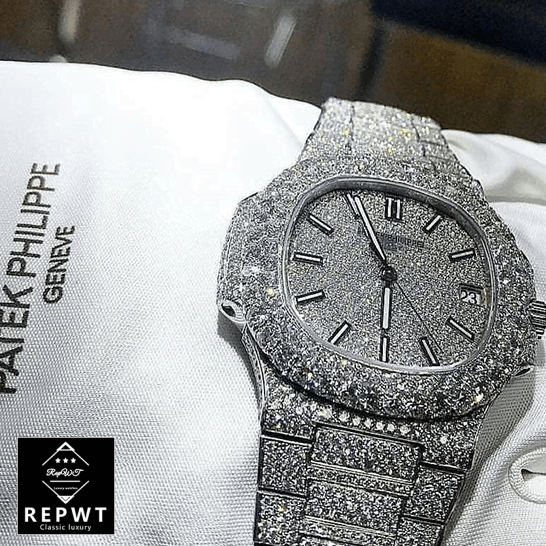 patek_philippe_nautilus_jumbo_white_dial_5719_10G_010_iced_out_replica_hand_two-1 patek_philippe_nautilus_jumbo_white_dial_5719_10G_010_iced_out_replica_hand_two-1