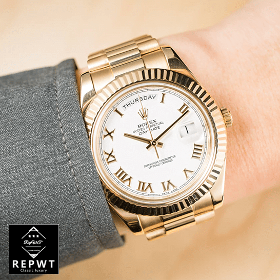 rolex_day-date_II_collection_gold_silver_white_dial_218238_man_hand-1 rolex_day-date_II_collection_gold_silver_white_dial_218238_man_hand-1