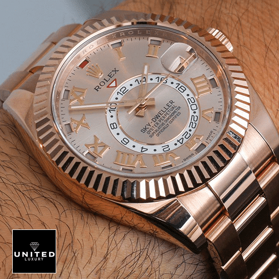 rolex_sky-dweller_everose_gold_sundust_dial_326935_oyster_man_dial