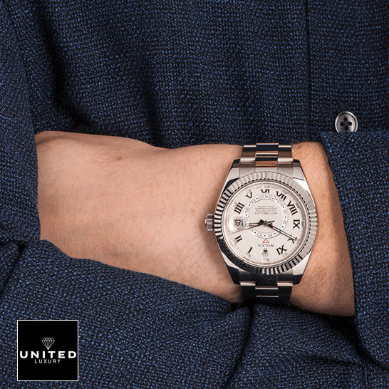 rolex_sky-dweller_white_dial_326939_oyster-unitedluxury_hand