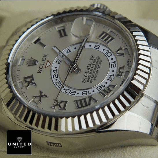 rolex_sky-dweller_white_dial_326939_oyster-unitedluxury_man-dial