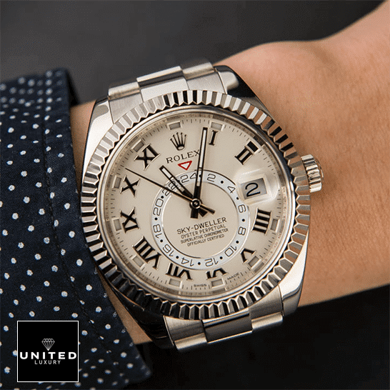 rolex_sky-dweller_white_dial_326939_oyster-unitedluxury_man_hand