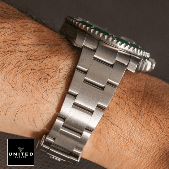 rolex_submariner_116610lv_0002_hand_unitedluxury_man_green