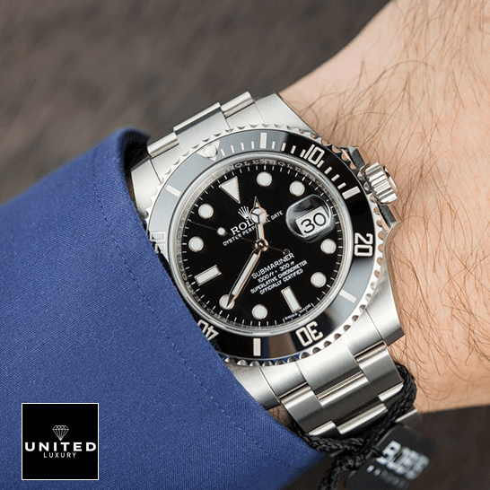 rolex_submariner_ceramic_bezel_black_dial_116610ln_hand_man_unitedluxury